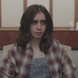 Lily Collins dans la peau d'Ellen dans le film "To the Bone", disponible en juillet 2017 sur Netflix.