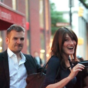 Exclusif - Carla Bruni-Sarkozy et son mari Nicolas Sarkozy quittent l'hôtel Carlyle à New York pour aller dîner le 17 juin 2017.