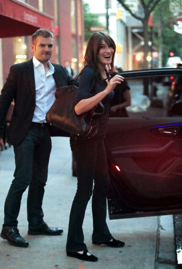 Exclusif - Carla Bruni-Sarkozy et son mari Nicolas Sarkozy quittent l'hôtel Carlyle à New York pour aller dîner le 17 juin 2017.