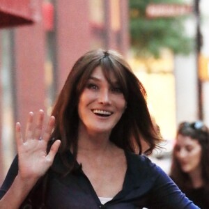 Exclusif - Carla Bruni-Sarkozy et son mari Nicolas Sarkozy quittent l'hôtel Carlyle à New York pour aller dîner le 17 juin 2017.