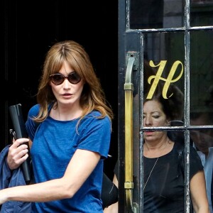 Exclusif - Carla Bruni-Sarkozy et son mari l'ancien Président Nicolas Sarkozy quittent un hôtel de New York le 14 juin 2017. Carla Bruni-Sarkozy a chanté la veille, le 13 juin 2017 des extraits de son nouvel album « French Touch » dans le club de jazz « Le Poisson rouge » dans le quartier de Greenwich.