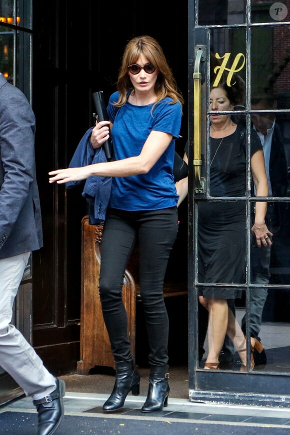 Exclusif - Carla Bruni-Sarkozy et son mari l'ancien Président Nicolas Sarkozy quittent un hôtel de New York le 14 juin 2017. Carla Bruni-Sarkozy a chanté la veille, le 13 juin 2017 des extraits de son nouvel album « French Touch » dans le club de jazz « Le Poisson rouge » dans le quartier de Greenwich.