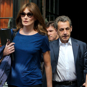 Exclusif - Carla Bruni-Sarkozy et son mari l'ancien Président Nicolas Sarkozy quittent un hôtel de New York le 14 juin 2017. Carla Bruni-Sarkozy a chanté la veille, le 13 juin 2017 des extraits de son nouvel album « French Touch » dans le club de jazz « Le Poisson rouge » dans le quartier de Greenwich.