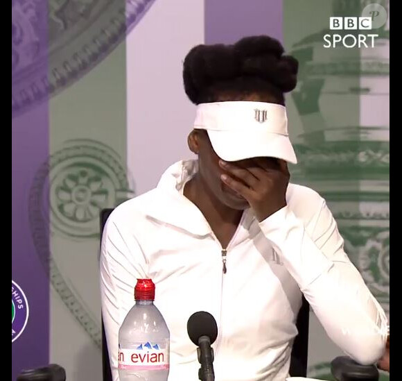 Venus Williams craque lors d'une conférence de presse à Wimbledon, le 3 juillet 2017, interrogée sur l'accident de voiture mortel dans lequel elle est impliquée.