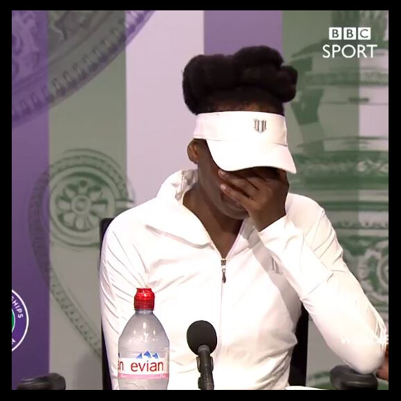 Venus Williams craque lors d'une conférence de presse à Wimbledon, le 3 juillet 2017, interrogée sur l'accident de voiture mortel dans lequel elle est impliquée.