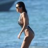 Kourtney Kardashian et son compagnon Younes Bendjima en vacances à Saint-Tropez avec des amis le 3 juillet 2017.