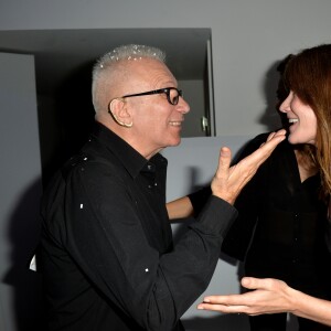 Le designer Jean Paul Gaultier et Carla Bruni-Sarkozy en backstage du défilé de mode "Jean Paul Gaultier", collection Haute-Couture automne-hiver 2017/2018, à Paris. Le 5 juillet 2017 © CVS-Veeren / Bestimage  People on backstage during Jean Paul Gaultier fashion show Haute-Couture F/W 2017/2018 in Paris. On july 5th 201705/07/2017 - Paris