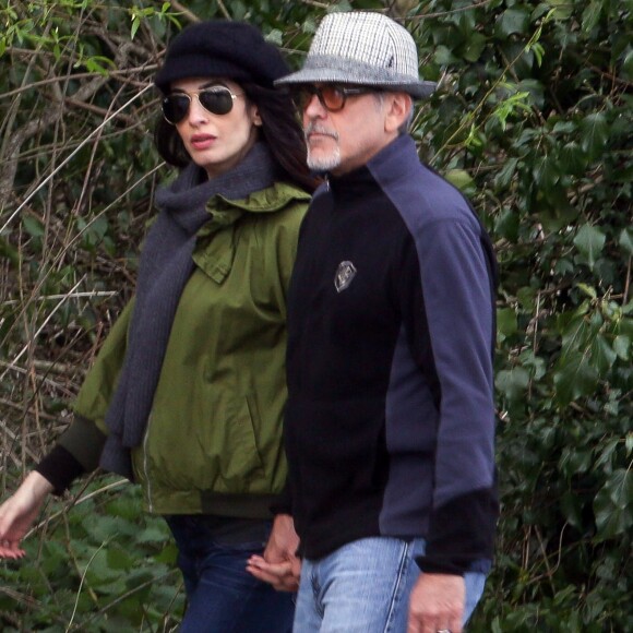 Exclusif - George Clooney et sa femme Amal (Alamuddin), enceinte, se promènent en amoureux le long de la Tamise dans le Berkshire le 31 mars 2017.