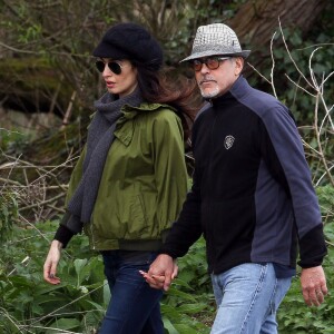 Exclusif - George Clooney et sa femme Amal (Alamuddin), enceinte, se promènent en amoureux le long de la Tamise dans le Berkshire le 31 mars 2017.