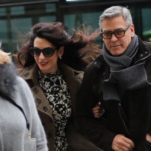 George Clooney et sa femme Amal Alamuddin (enceinte) quittent leur hôtel à Paris pour se rendre à la gare du Nord. Le 26 février 2017.