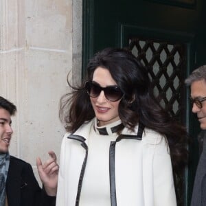 George Clooney et sa femme Amal Alamuddin (enceinte) à la sortie de leur hôtel, L'Hôtel, à Paris. Le 25 février 2017.