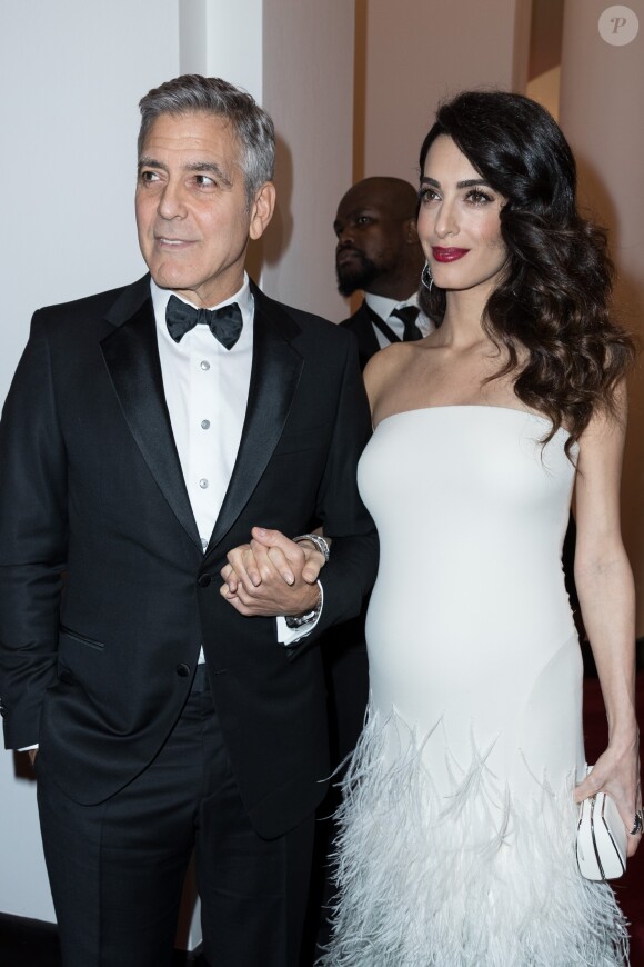 George Clooney et sa femme Amal Alamuddin clooney (enceinte) très complice lors de la 42ème cérémonie des César à la salle Pleyel à Paris le 24 février 2017. © Olivier Borde / Dominique Jacovides / Bestimage