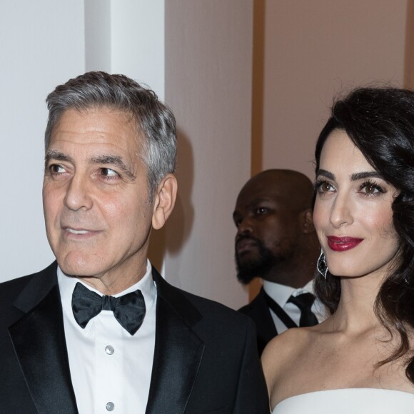 George Clooney et sa femme Amal Alamuddin clooney (enceinte) très complice lors de la 42ème cérémonie des César à la salle Pleyel à Paris le 24 février 2017. © Olivier Borde / Dominique Jacovides / Bestimage