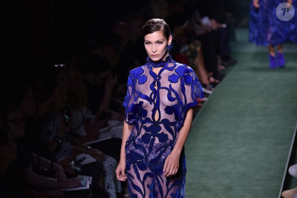 Bella Hadid - Défilé Fendi, collection Haute Fourrure automne-hiver 2017-2018 au Théâtre des Champs-Élysées. Paris, le 5 juillet 2017.