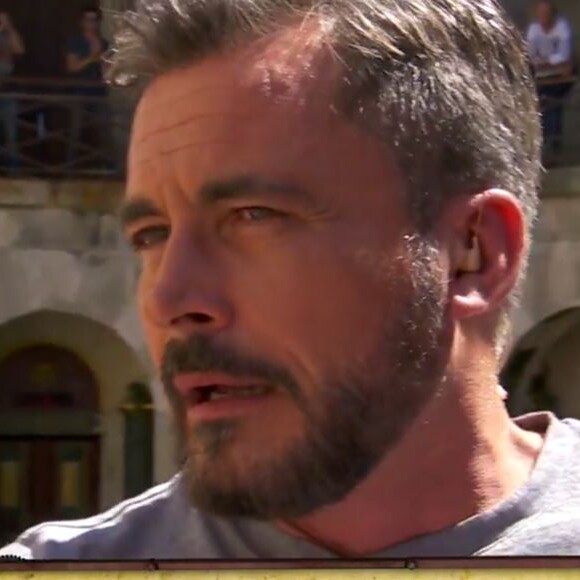 Olivier Minne très ému lors de la célébration de ses 15 ans passées aux commandes de "Fort Boyard", sur France 2.