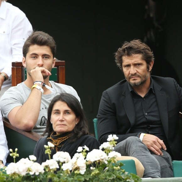 Bixente Lizarazu et son fils Tximista dans les tribunes lors des internationaux de France de Roland-Garros à Paris, le 2 juin 2017. © Dominique Jacovides-Cyril Moreau/Bestimage