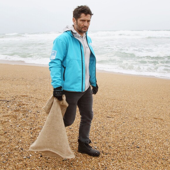 Exclusif - Bixente Lizarazu lors d'une opération de nettoyage des plages d'Anglet avec des écoliers en ouverture des journées nationales du nettoyage le 17 mars 2017. Cette opération est à l'initiative de Surfrider Foundation Europe dont Bixente Lizarazu est un des parrains. © Patrick Bernard / Christophe de Prada / Bestimage