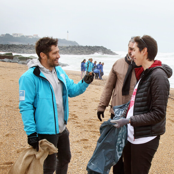 Exclusif - Bixente Lizarazu lors d'une opération de nettoyage des plages d'Anglet avec des écoliers en ouverture des journées nationales du nettoyage le 17 mars 2017. Cette opération est à l'initiative de Surfrider Foundation Europe dont Bixente Lizarazu est un des parrains. © Patrick Bernard / Christophe de Prada / Bestimage