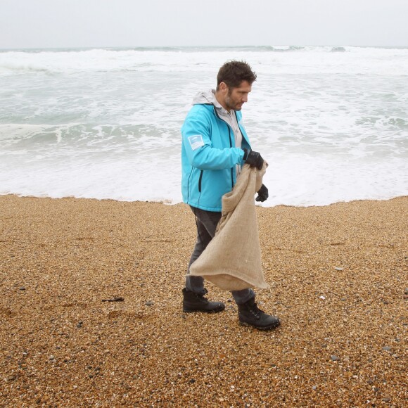 Exclusif - Bixente Lizarazu lors d'une opération de nettoyage des plages d'Anglet avec des écoliers en ouverture des journées nationales du nettoyage le 17 mars 2017. Cette opération est à l'initiative de Surfrider Foundation Europe dont Bixente Lizarazu est un des parrains. © Patrick Bernard / Christophe de Prada / Bestimage