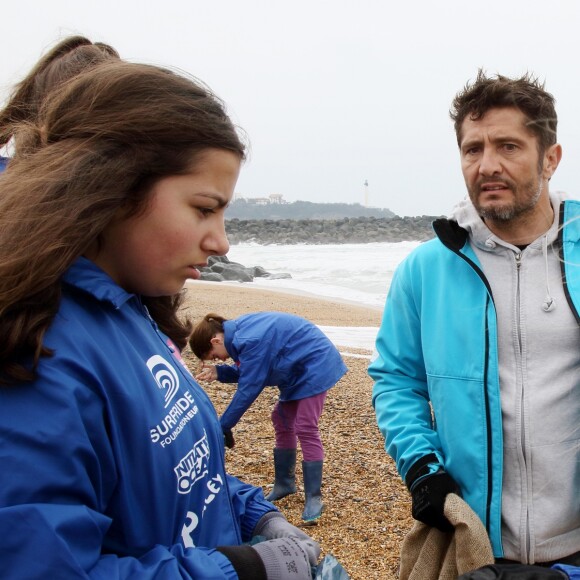 Exclusif - Bixente Lizarazu lors d'une opération de nettoyage des plages d'Anglet avec des écoliers en ouverture des journées nationales du nettoyage le 17 mars 2017. Cette opération est à l'initiative de Surfrider Foundation Europe dont Bixente Lizarazu est un des parrains. © Patrick Bernard / Christophe de Prada / Bestimage