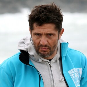 Exclusif - Bixente Lizarazu lors d'une opération de nettoyage des plages d'Anglet avec des écoliers en ouverture des journées nationales du nettoyage le 17 mars 2017. Cette opération est à l'initiative de Surfrider Foundation Europe dont Bixente Lizarazu est un des parrains. © Patrick Bernard / Christophe de Prada / Bestimage