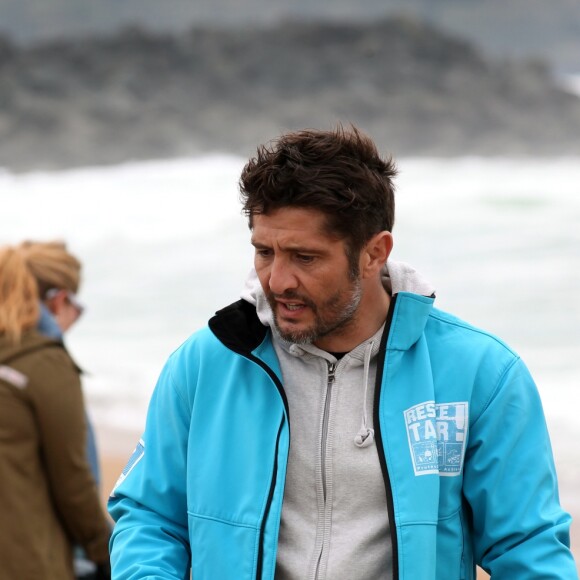 Exclusif - Bixente Lizarazu lors d'une opération de nettoyage des plages d'Anglet avec des écoliers en ouverture des journées nationales du nettoyage le 17 mars 2017. Cette opération est à l'initiative de Surfrider Foundation Europe dont Bixente Lizarazu est un des parrains. © Patrick Bernard / Christophe de Prada / Bestimage