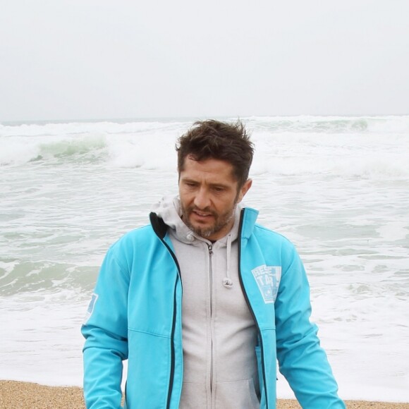 Exclusif - Bixente Lizarazu lors d'une opération de nettoyage des plages d'Anglet avec des écoliers en ouverture des journées nationales du nettoyage le 17 mars 2017. Cette opération est à l'initiative de Surfrider Foundation Europe dont Bixente Lizarazu est un des parrains. © Patrick Bernard / Christophe de Prada / Bestimage