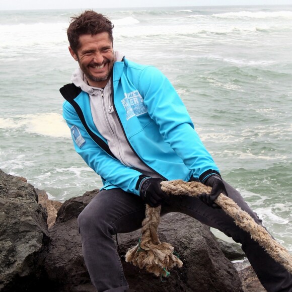 Exclusif - Bixente Lizarazu lors d'une opération de nettoyage des plages d'Anglet avec des écoliers en ouverture des journées nationales du nettoyage le 17 mars 2017. Cette opération est à l'initiative de Surfrider Foundation Europe dont Bixente Lizarazu est un des parrains. © Patrick Bernard / Christophe de Prada / Bestimage