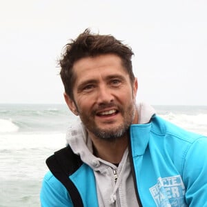 Exclusif - Bixente Lizarazu lors d'une opération de nettoyage des plages d'Anglet avec des écoliers en ouverture des journées nationales du nettoyage le 17 mars 2017. Cette opération est à l'initiative de Surfrider Foundation Europe dont Bixente Lizarazu est un des parrains. © Patrick Bernard / Christophe de Prada / Bestimage