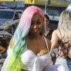 Blac Chyna les cheveux de toutes les couleurs assortis à son sac Chanel (effet licorne!) sort d'une voiture de sport accompagné de son coiffeur à Los Angeles, le 6 juin 2017