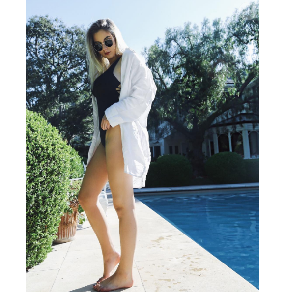 Darina (20 ans), fille de Sylvie Vartan, prend la pose sur une photo publiée sur son compte Instagram le 17 juin 2017.