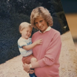 Les princes Harry et William dans la bande-annonce du documentaire "Diana, Our Mother: Her Life and Legacy", produit par HBO et diffusé sur le réseau anglais ITV fin juillet 2017