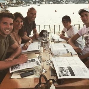 Zinedine Zidane pose avec sa femme et leurs quatre fils lors de leurs vacances à Ibiza, juillet 2017.