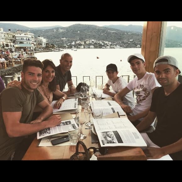 Zinedine Zidane pose avec sa femme et leurs quatre fils lors de leurs vacances à Ibiza, juillet 2017.