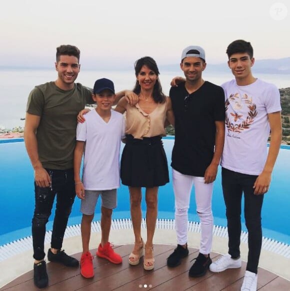 Luca Zidane pose avec sa maman et ses trois frères pour leur dernier jour de vacances à Ibiza, juillet 2017.