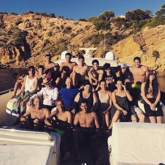 Luca Zidane partage une grande photo de famille sur Instagram, lors de vacances à Ibiza. Juillet 2017.