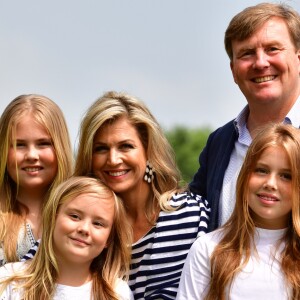 Le roi Willem-Alexander des Pays-Bas, la reine Maxima et leurs filles la princesse Catharina-Amalia, la princesse Alexia et la princesse Ariane ont posé le 7 juillet 2017 sur les bords du lac Kagerplassen à Warmond pour les photographes de presse, rendez-vous incontournable avant les vacances.