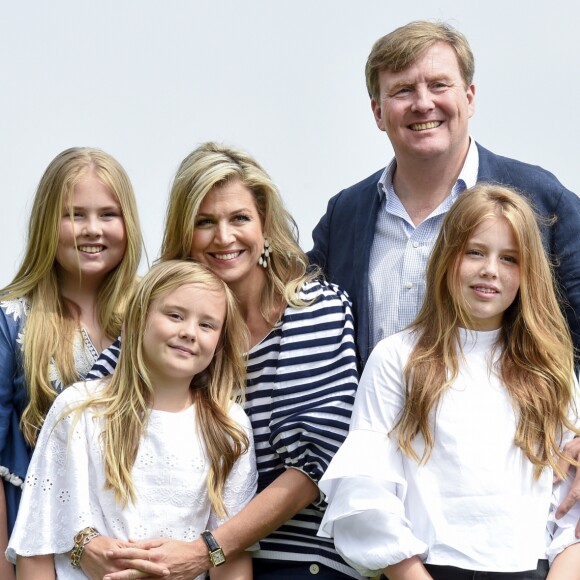 Le roi Willem-Alexander des Pays-Bas, la reine Maxima et leurs filles la princesse Catharina-Amalia, la princesse Alexia et la princesse Ariane ont posé le 7 juillet 2017 sur les bords du lac Kagerplassen à Warmond pour les photographes de presse, rendez-vous incontournable avant les vacances.