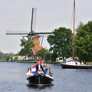 Le roi Willem-Alexander des Pays-Bas, la reine Maxima et leurs filles la princesse Catharina-Amalia, la princesse Alexia et la princesse Ariane ont posé le 7 juillet 2017 sur les bords du lac Kagerplassen à Warmond pour les photographes de presse, rendez-vous incontournable avant les vacances.