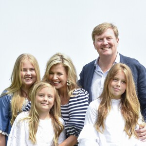 Le roi Willem-Alexander des Pays-Bas, la reine Maxima et leurs filles la princesse Catharina-Amalia, la princesse Alexia et la princesse Ariane ont posé le 7 juillet 2017 sur les bords du lac Kagerplassen à Warmond pour les photographes de presse, rendez-vous incontournable avant les vacances.