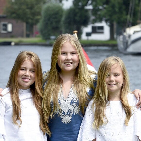 Le roi Willem-Alexander des Pays-Bas, la reine Maxima et leurs filles la princesse Catharina-Amalia, la princesse Alexia et la princesse Ariane ont posé le 7 juillet 2017 sur les bords du lac Kagerplassen à Warmond pour les photographes de presse, rendez-vous incontournable avant les vacances.