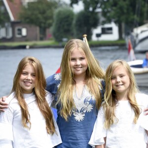 Le roi Willem-Alexander des Pays-Bas, la reine Maxima et leurs filles la princesse Catharina-Amalia, la princesse Alexia et la princesse Ariane ont posé le 7 juillet 2017 sur les bords du lac Kagerplassen à Warmond pour les photographes de presse, rendez-vous incontournable avant les vacances.