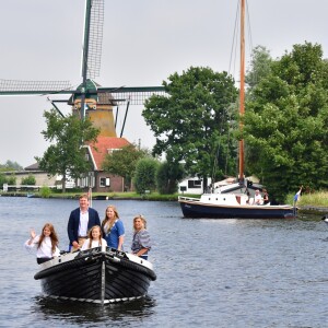 Le roi Willem-Alexander des Pays-Bas, la reine Maxima et leurs filles la princesse Catharina-Amalia, la princesse Alexia et la princesse Ariane ont posé le 7 juillet 2017 sur les bords du lac Kagerplassen à Warmond pour les photographes de presse, rendez-vous incontournable avant les vacances.