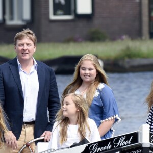 Le roi Willem-Alexander des Pays-Bas, la reine Maxima et leurs filles la princesse Catharina-Amalia, la princesse Alexia et la princesse Ariane ont posé le 7 juillet 2017 sur les bords du lac Kagerplassen à Warmond pour les photographes de presse, rendez-vous incontournable avant les vacances.