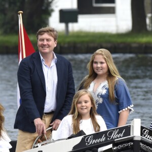 Le roi Willem-Alexander des Pays-Bas, la reine Maxima et leurs filles la princesse Catharina-Amalia, la princesse Alexia et la princesse Ariane ont posé le 7 juillet 2017 sur les bords du lac Kagerplassen à Warmond pour les photographes de presse, rendez-vous incontournable avant les vacances.