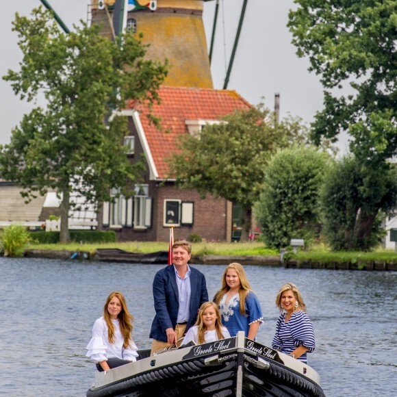 Le roi Willem-Alexander des Pays-Bas, la reine Maxima et leurs filles la princesse Catharina-Amalia, la princesse Alexia et la princesse Ariane ont posé le 7 juillet 2017 sur les bords du lac Kagerplassen à Warmond pour les photographes de presse, rendez-vous incontournable avant les vacances.