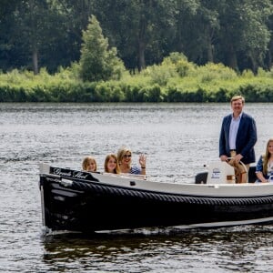 Le roi Willem-Alexander des Pays-Bas, la reine Maxima et leurs filles la princesse Catharina-Amalia, la princesse Alexia et la princesse Ariane ont posé le 7 juillet 2017 sur les bords du lac Kagerplassen à Warmond pour les photographes de presse, rendez-vous incontournable avant les vacances.