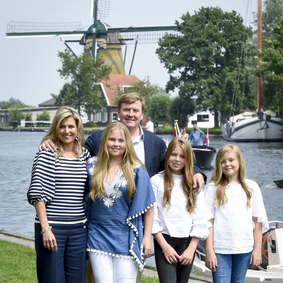 Le roi Willem-Alexander des Pays-Bas, la reine Maxima et leurs filles la princesse Catharina-Amalia, la princesse Alexia et la princesse Ariane ont posé le 7 juillet 2017 sur les bords du lac Kagerplassen à Warmond pour les photographes de presse, rendez-vous incontournable avant les vacances.