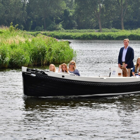 Le roi Willem-Alexander des Pays-Bas, la reine Maxima et leurs filles la princesse Catharina-Amalia, la princesse Alexia et la princesse Ariane ont posé le 7 juillet 2017 sur les bords du lac Kagerplassen à Warmond pour les photographes de presse, rendez-vous incontournable avant les vacances.