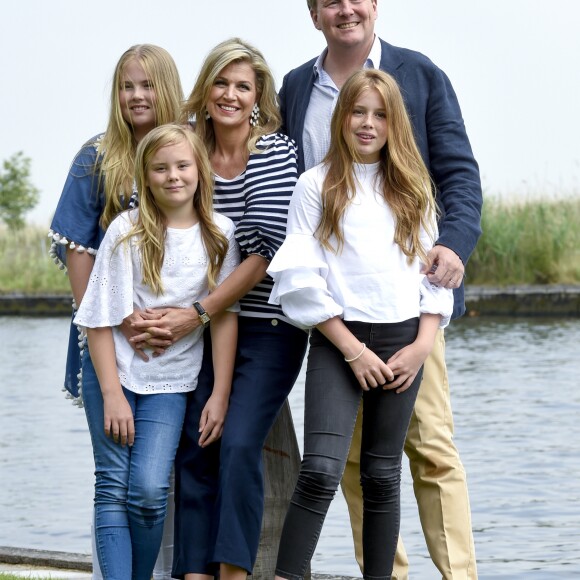 Le roi Willem-Alexander des Pays-Bas, la reine Maxima et leurs filles la princesse Catharina-Amalia, la princesse Alexia et la princesse Ariane ont posé le 7 juillet 2017 sur les bords du lac Kagerplassen à Warmond pour les photographes de presse, rendez-vous incontournable avant les vacances.